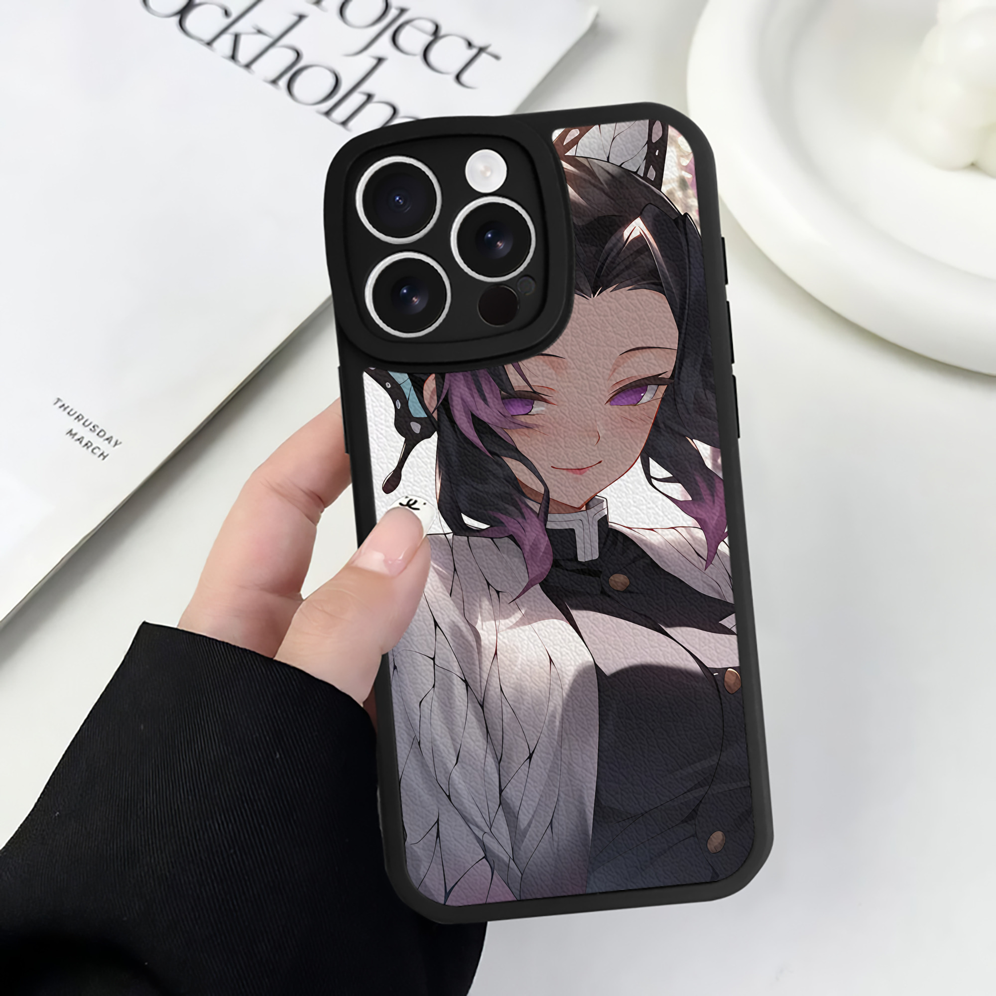 （画像用） 鬼滅の刃（きめつのやいば）蟲柱-胡蝶 しのぶ／こちょう しのぶ Kochou Shinobu 【iPhone 16シリーズ対応】シリコンスマホケース（レザー調） 材質：シリコン